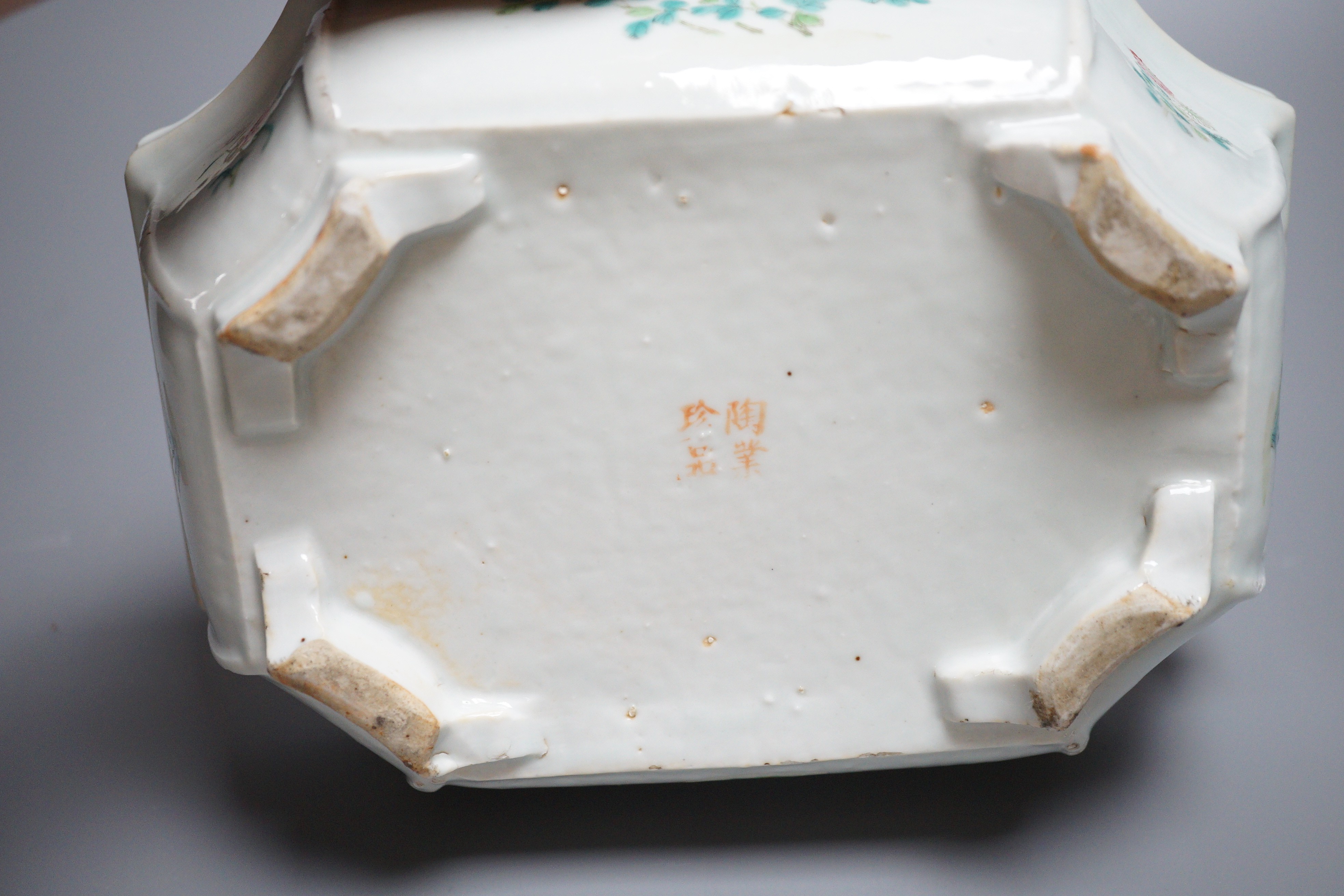 A 19th century Chinese export planter, famille rose enamels, 21.5cm